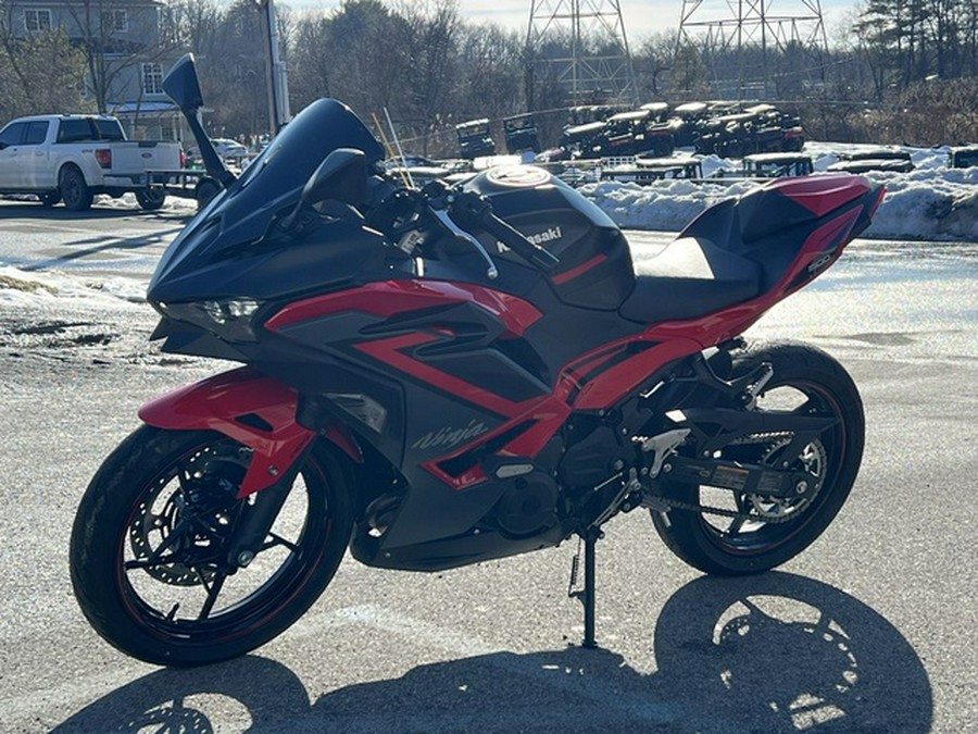 2025 Kawasaki Ninja 500 ABS Passion Red/Metallic Flat Spark Bla