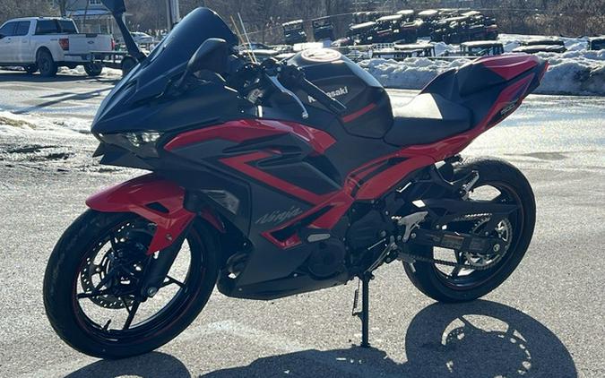 2025 Kawasaki Ninja 500 ABS Passion Red/Metallic Flat Spark Bla