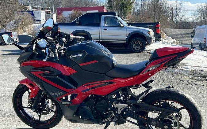 2025 Kawasaki Ninja 500 ABS Passion Red/Metallic Flat Spark Bla