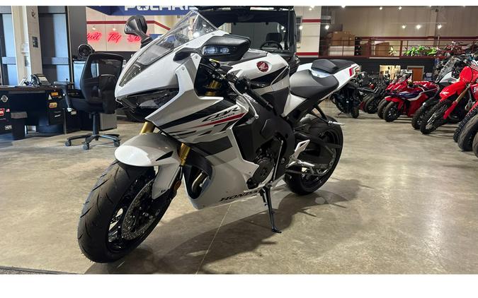 2026 CBR1000RR - PEARL WHITE - Honda