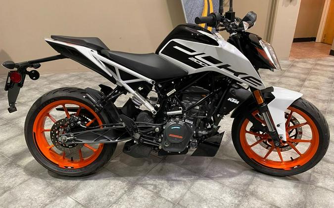 2020 KTM 200 Duke Review: Urban Motorcycle (15 Fast Facts)