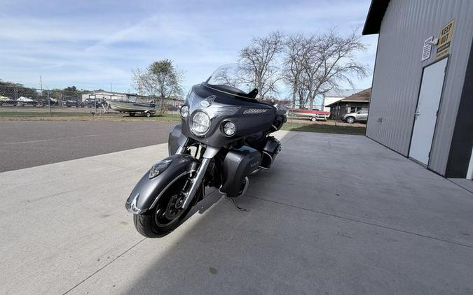 2016 Indian Motorcycle® Roadmaster® Steel Gray and Thunder Black