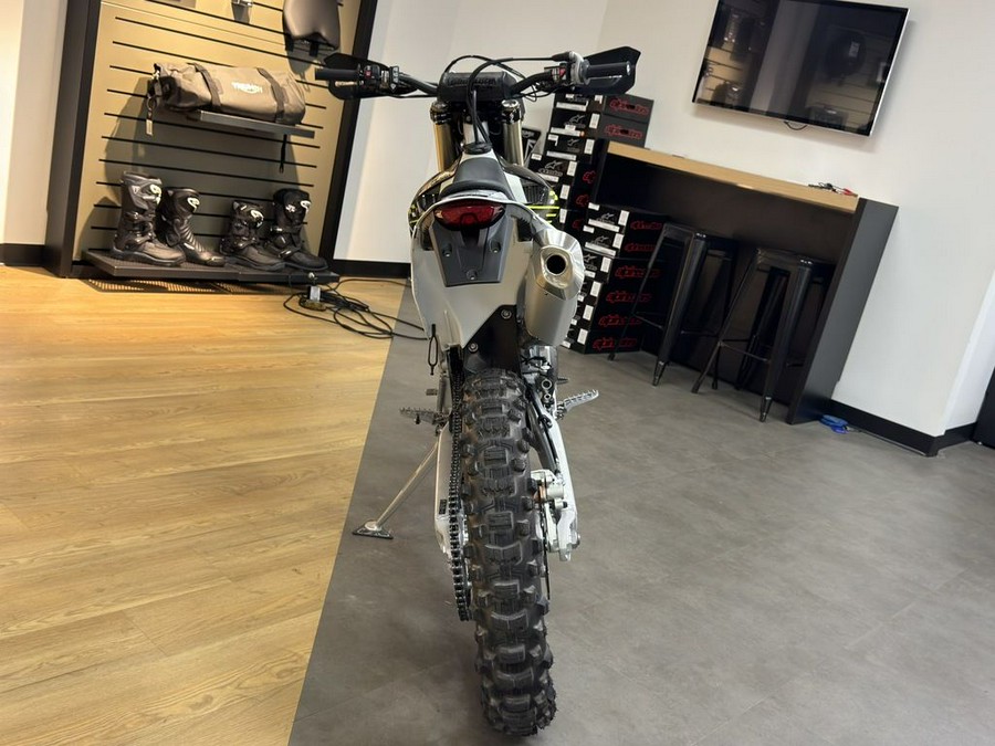 2026 Triumph TF 250-E Jet Black/Pure White