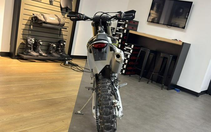 2026 Triumph TF 250-E Jet Black/Pure White