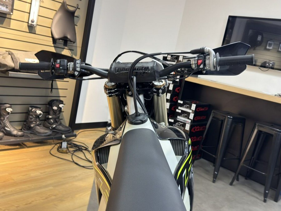 2026 Triumph TF 250-E Jet Black/Pure White