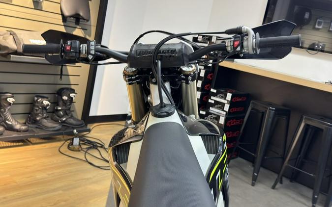 2026 Triumph TF 250-E Jet Black/Pure White