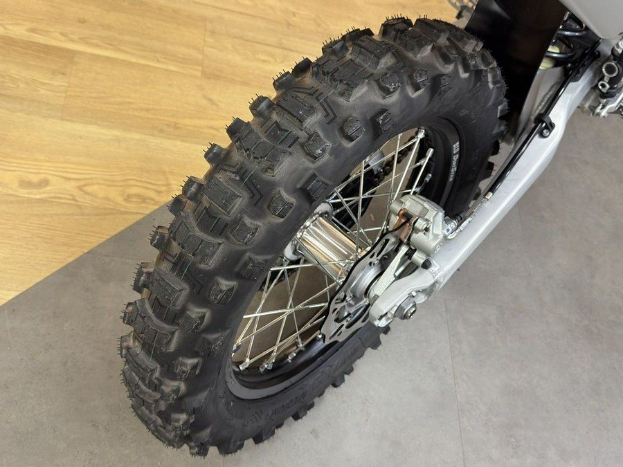 2026 Triumph TF 250-E Jet Black/Pure White