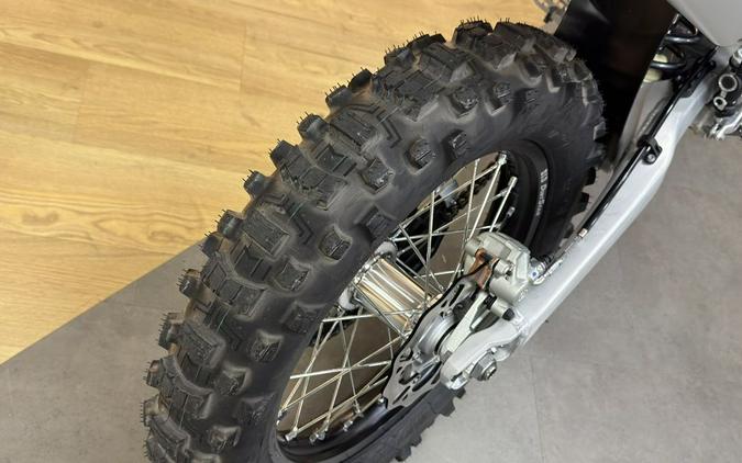 2026 Triumph TF 250-E Jet Black/Pure White