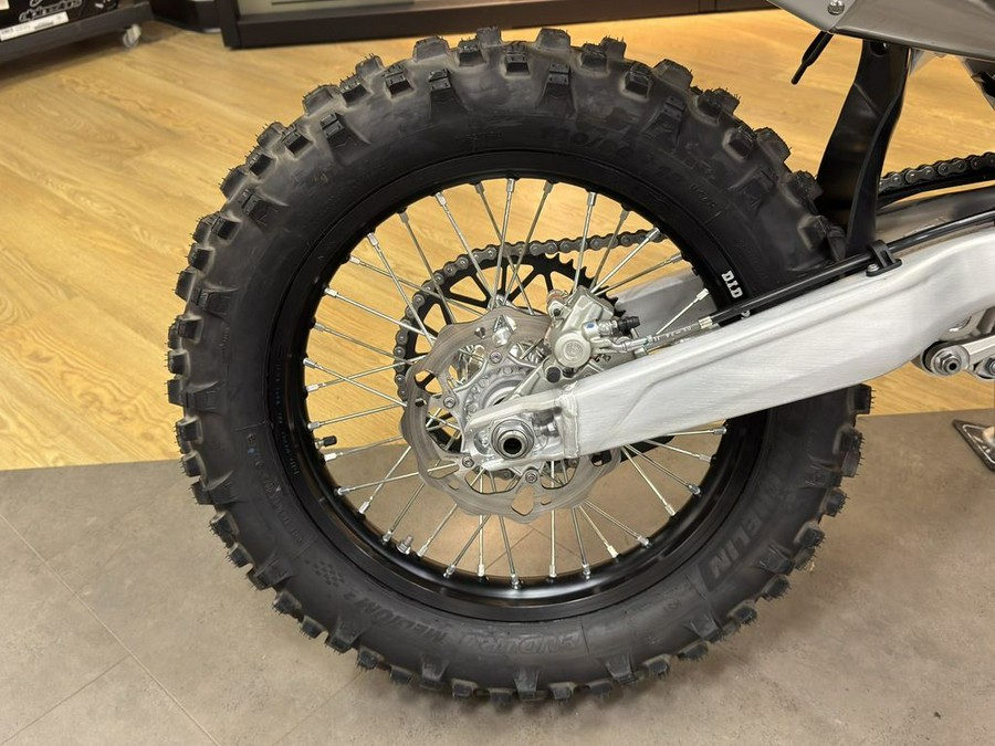 2026 Triumph TF 250-E Jet Black/Pure White