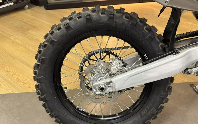 2026 Triumph TF 250-E Jet Black/Pure White