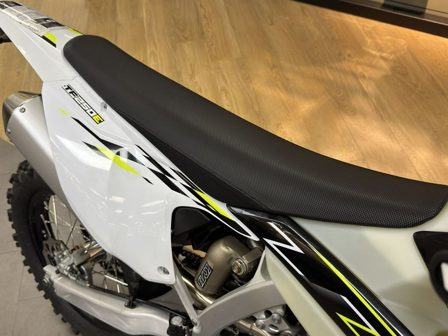 2026 Triumph TF 250-E Jet Black/Pure White