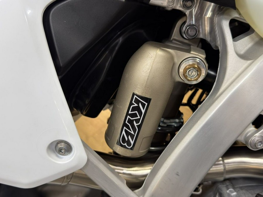 2026 Triumph TF 250-E Jet Black/Pure White