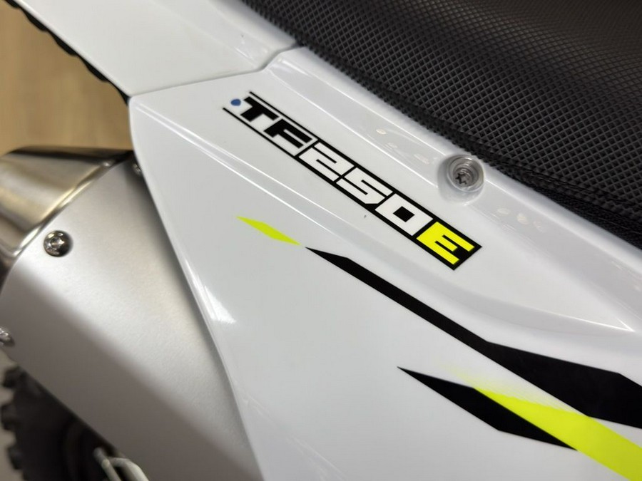 2026 Triumph TF 250-E Jet Black/Pure White