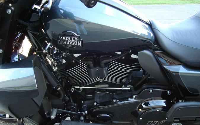 2025 Harley-Davidson® Street Glide® Ultra Iron Horse Metallic / Vivid Black - Black Finish