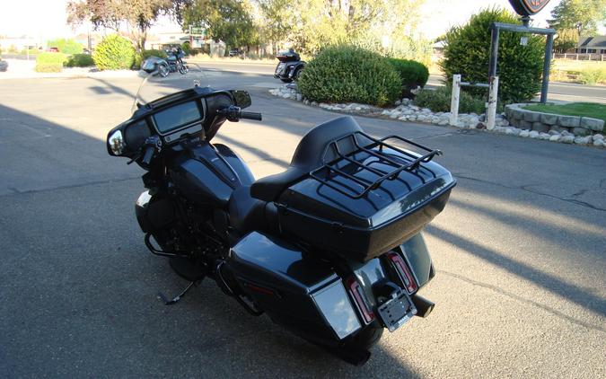 2025 Harley-Davidson® Street Glide® Ultra Iron Horse Metallic / Vivid Black - Black Finish