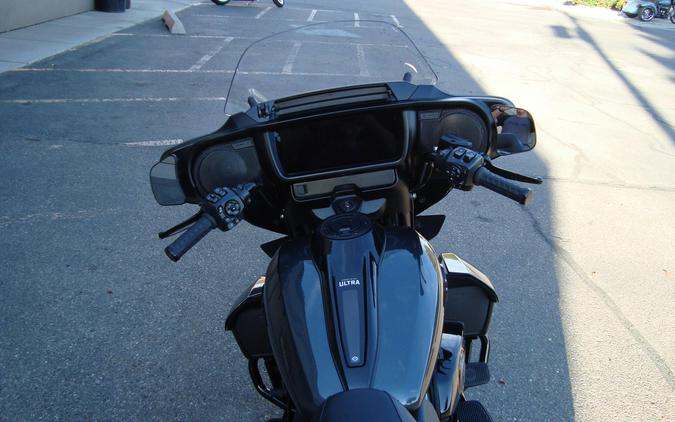 2025 Harley-Davidson® Street Glide® Ultra Iron Horse Metallic / Vivid Black - Black Finish