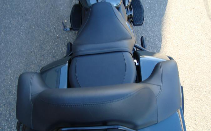 2025 Harley-Davidson® Street Glide® Ultra Iron Horse Metallic / Vivid Black - Black Finish