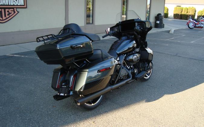 2025 Harley-Davidson® Street Glide® Ultra Iron Horse Metallic / Vivid Black - Black Finish