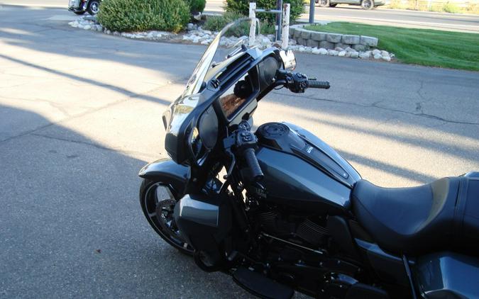 2025 Harley-Davidson® Street Glide® Ultra Iron Horse Metallic / Vivid Black - Black Finish