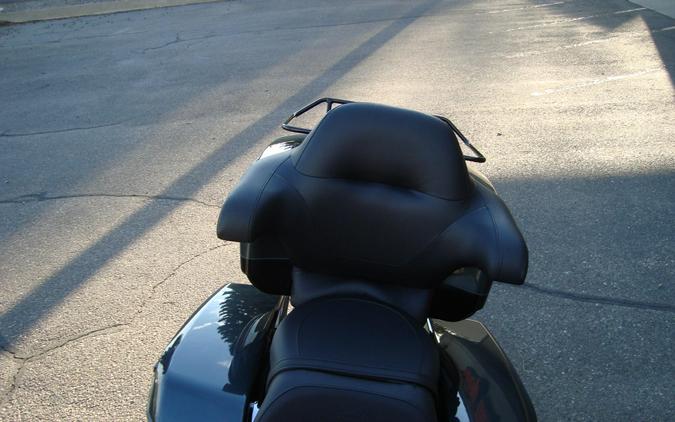 2025 Harley-Davidson® Street Glide® Ultra Iron Horse Metallic / Vivid Black - Black Finish