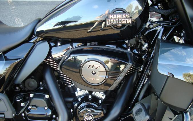 2025 Harley-Davidson® Street Glide® Ultra Iron Horse Metallic / Vivid Black - Black Finish