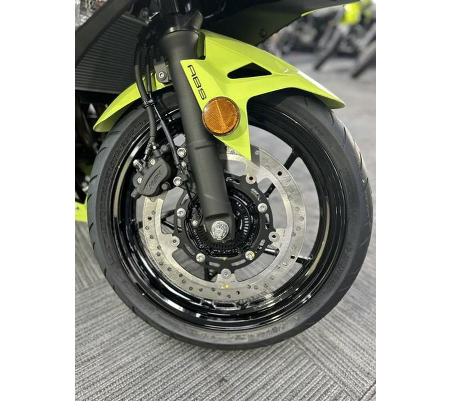 2026 Kawasaki Ninja® 500 ABS Metallic Yellowish Green/Ebony