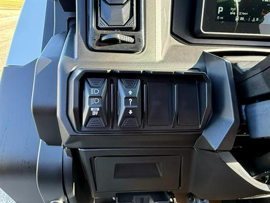 2027 Can-Am Defender XU MAX Limited HD11