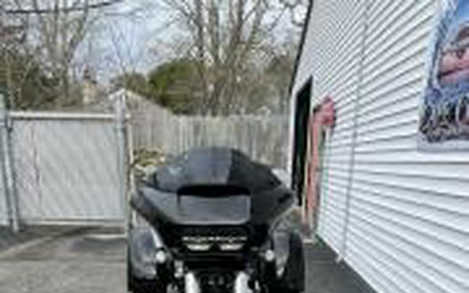 2023 Harley-Davidson® Road Glide® 3 Vivid Black (Chrome Finish w/ Cast Wheels)