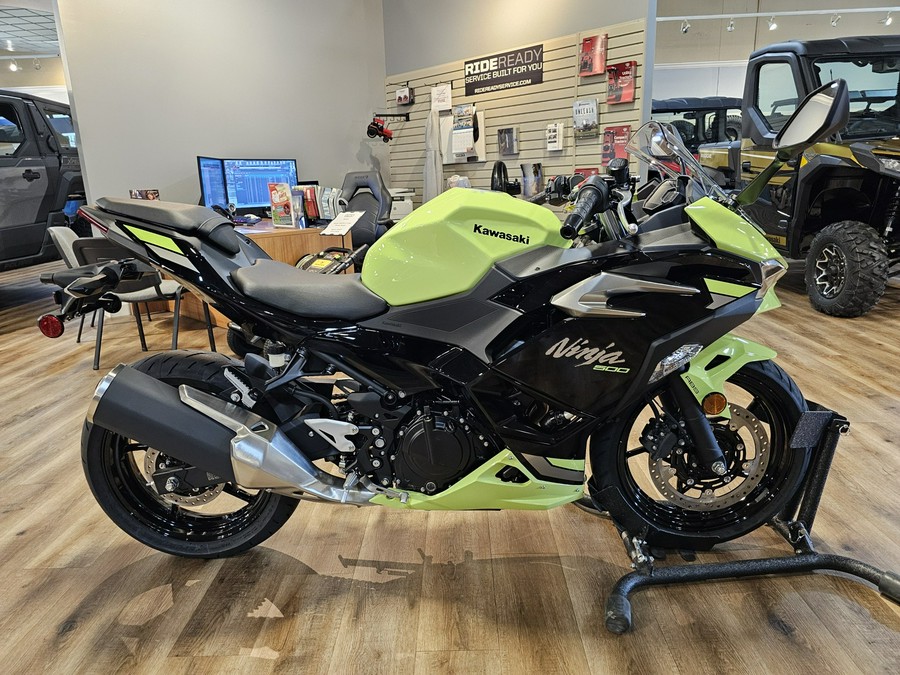 2026 Kawasaki NINJA 500 ABS Metallic Yellowish Green/Ebony - 110216