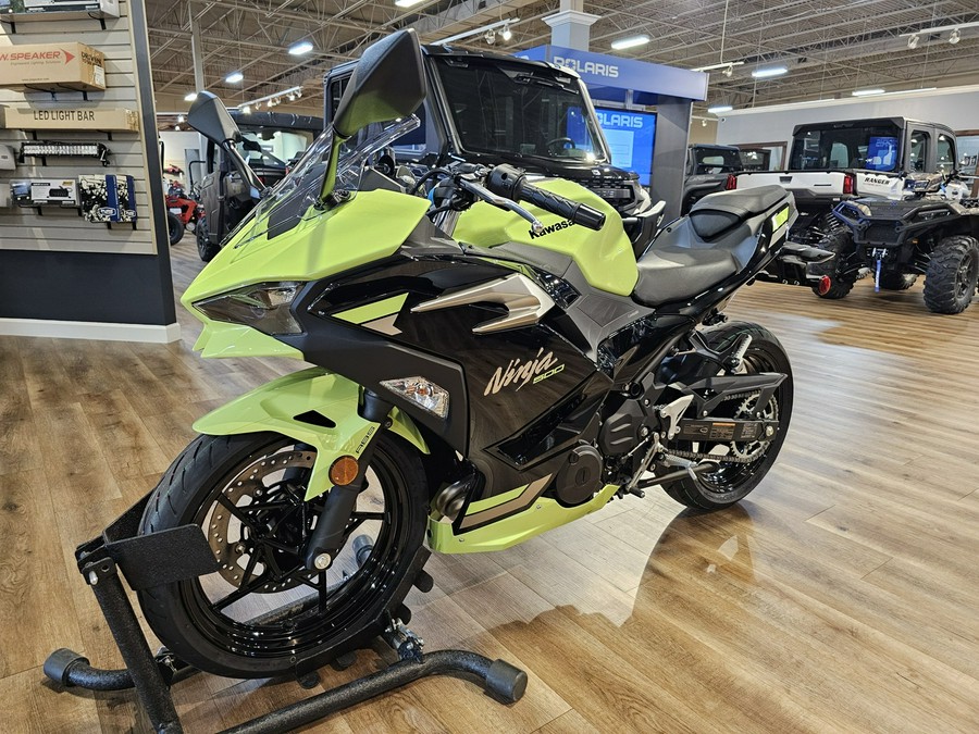 2026 Kawasaki NINJA 500 ABS Metallic Yellowish Green/Ebony - 110216