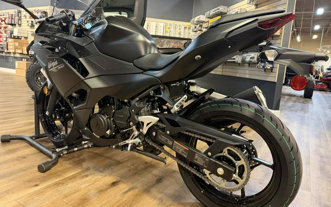 2026 Kawasaki NINJA 500 Metallic Flat Spark Black/Metallic Spark Black - 110217