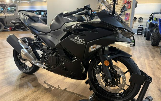 2026 Kawasaki NINJA 500 Metallic Flat Spark Black/Metallic Spark Black - 110217