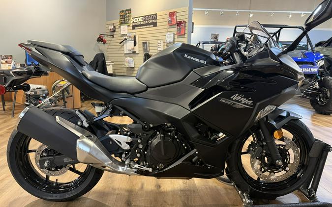 2026 Kawasaki NINJA 500 Metallic Flat Spark Black/Metallic Spark Black - 110217