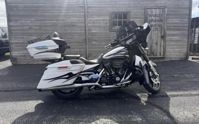 2016 Harley-Davidson® FLHXSE - CVO™ Street Glide®