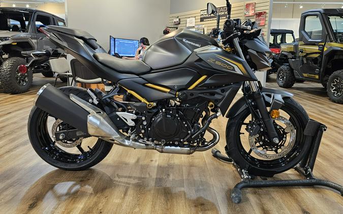 2026 Kawasaki Z500 ABS Metallic Matte Graphenesteel Gray/Metallic Flat Spark Black - 110212
