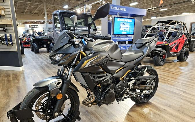 2026 Kawasaki Z500 ABS Metallic Matte Graphenesteel Gray/Metallic Flat Spark Black - 110212