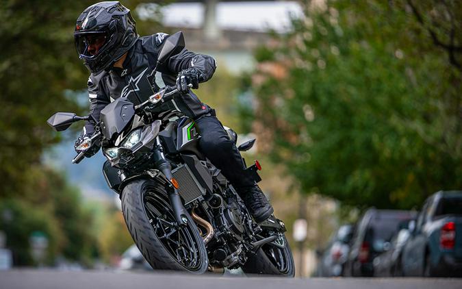 2026 Kawasaki Z500 ABS Metallic Matte Graphenesteel Gray/Metallic Flat Spark Black - 110212