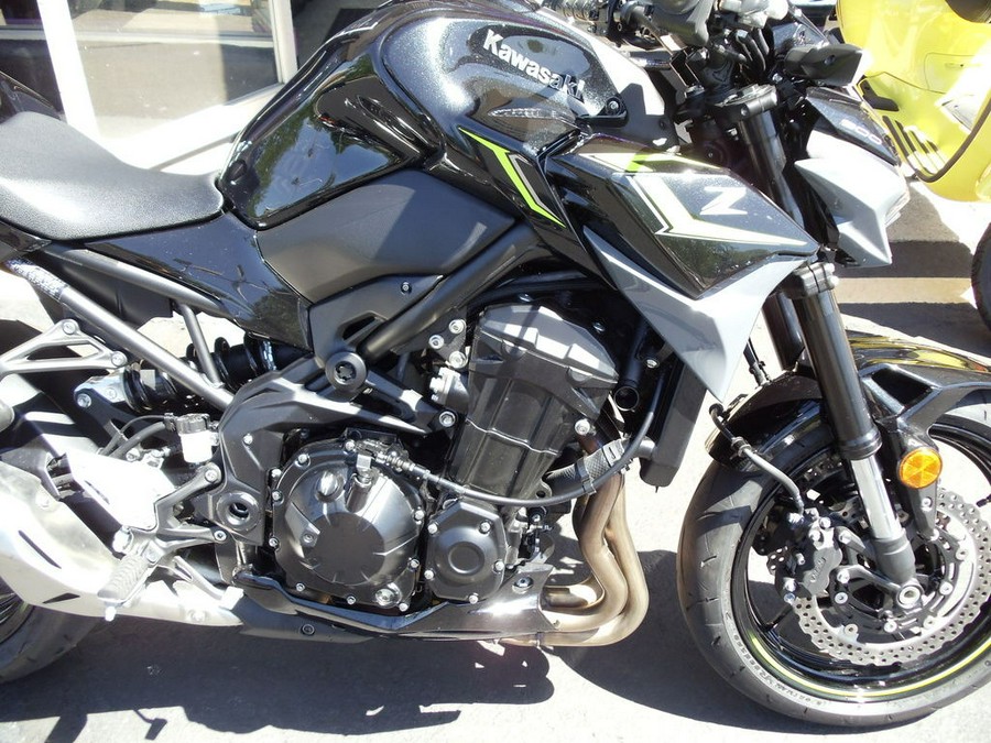 2024 Kawasaki Z900 ABS Metallic Spark Black/Metallic Matte Dark Gray