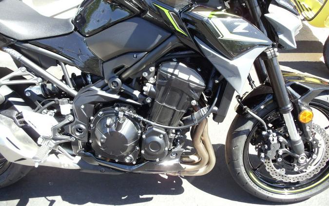 2024 Kawasaki Z900 ABS Metallic Spark Black/Metallic Matte Dark Gray
