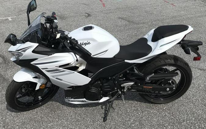 2023 Kawasaki Ninja® 400 ABS Pearl Blizzard White/Metallic Carbon Gray