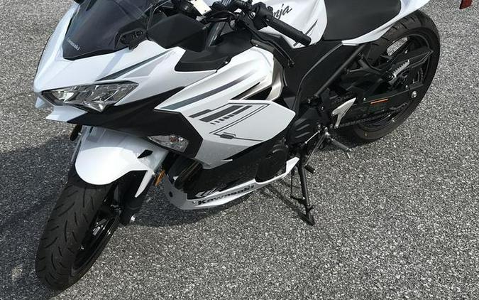 2023 Kawasaki Ninja® 400 ABS Pearl Blizzard White/Metallic Carbon Gray