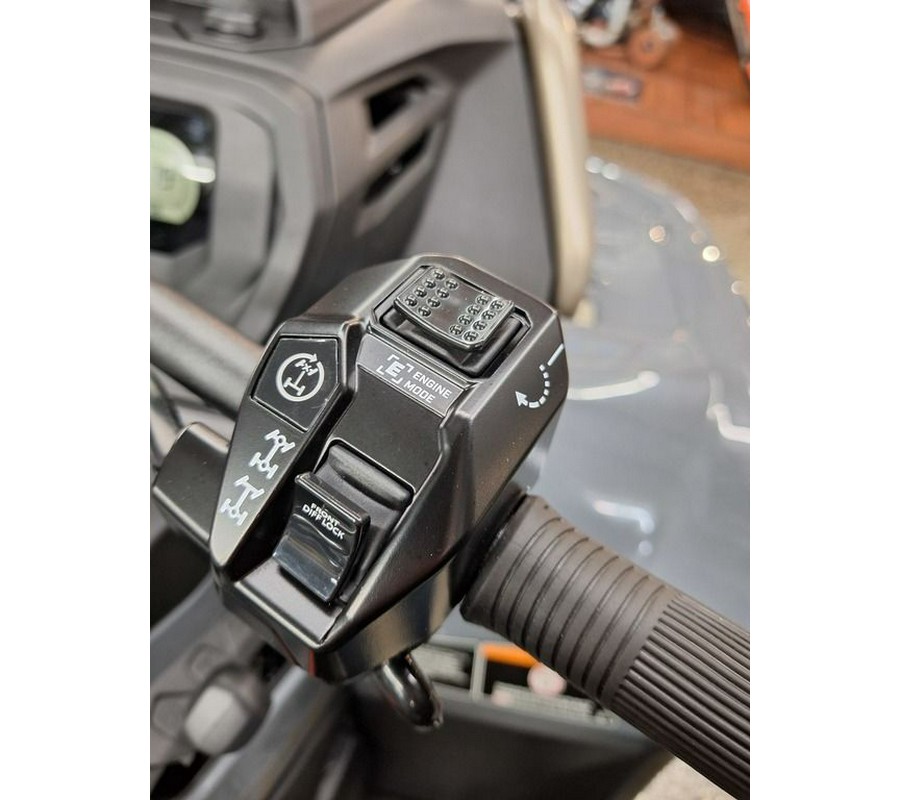 2026 Can-Am® Outlander X mr 1000R Granite Grey