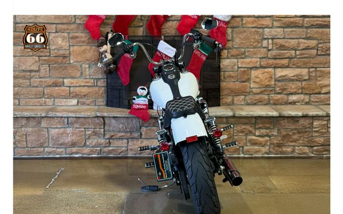 2016 Harley-Davidson® Street Bob® Crushed Ice Pearl