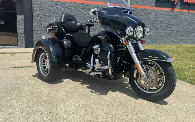 2018 Harley-Davidson® Tri Glide® Ultra Black Tempest