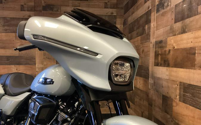 2024 Harley-Davidson Street Glide® Atlas Silver Metallic - Black Finish FLHX