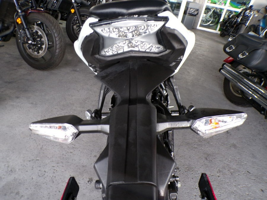 2022 Kawasaki Ninja® 650 ABS Pearl Robotic White/Metallic Carbon Gray