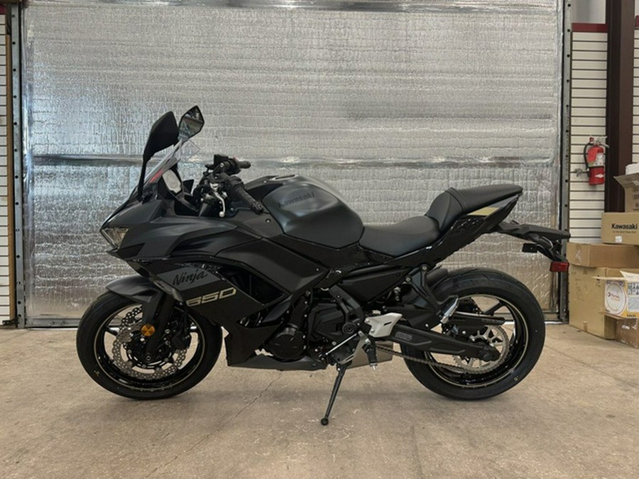 2024 Kawasaki Ninja 650 Metallic Matte Dark GrayMetallic Spark