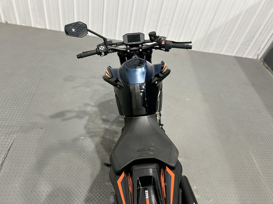 2023 KTM Duke 890 R