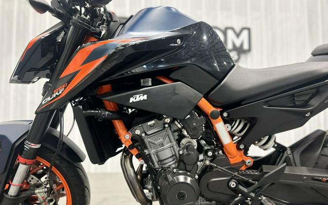 2023 KTM Duke 890 R