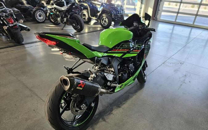 2024 Kawasaki Ninja® ZX™-6R ABS Pearl Robotic White/Metallic Graphite Gray